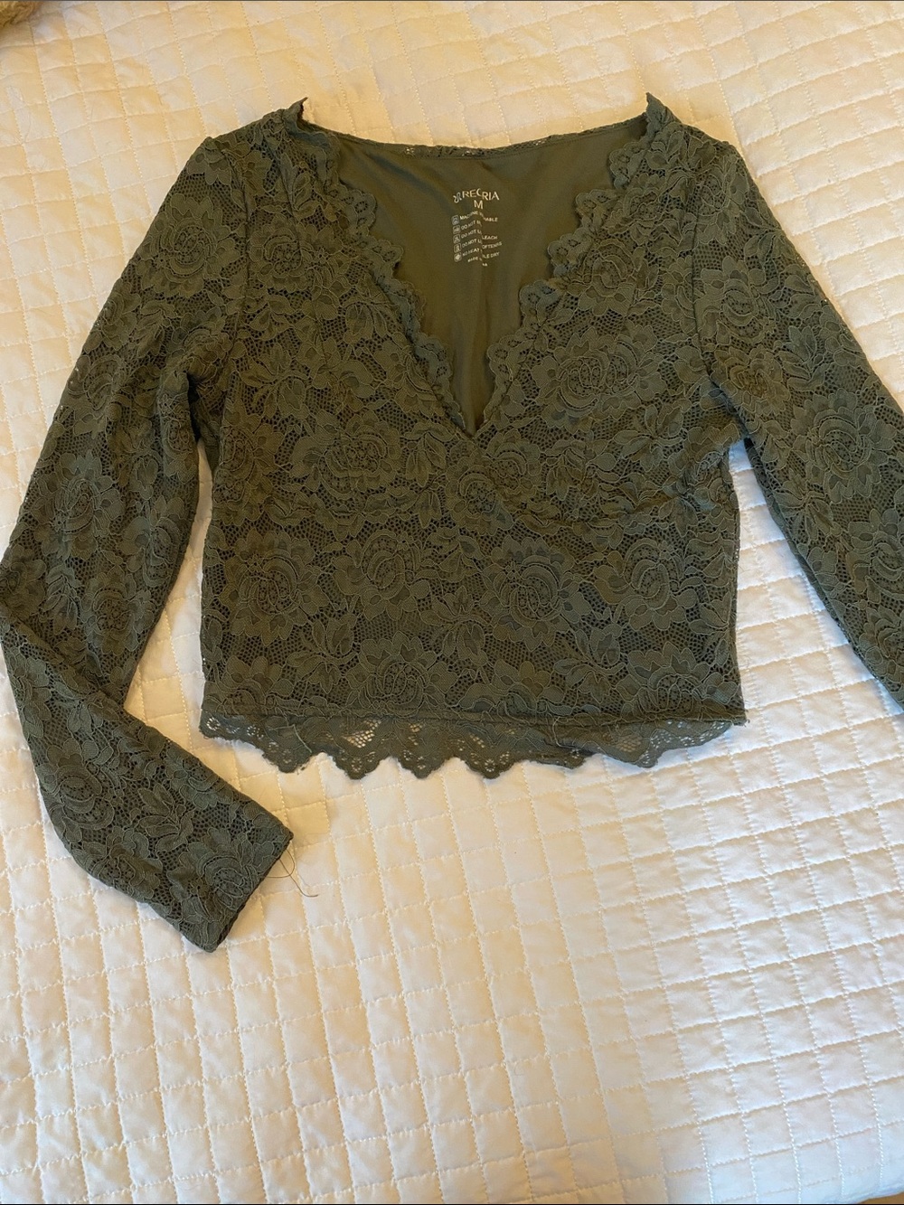 ReoRia Olive Green Lace V-Neck Long Sleeve Crop Top
